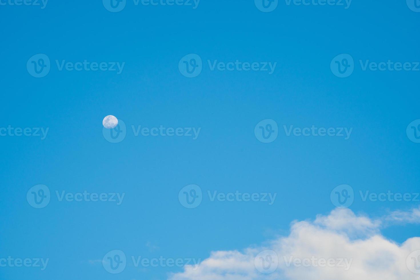 verão de nuvem de fundo. verão de nuvens. céu nuvem cinematográfica. céu natural fundo de textura por do sol bonito e cinematográfico foto