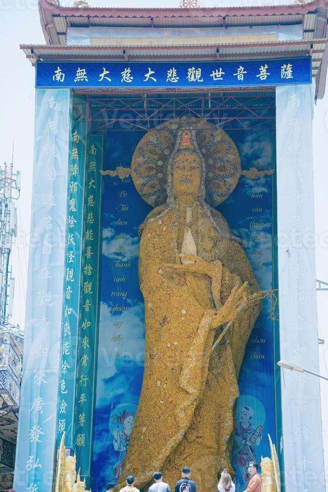 pagode linh phuoc em da lat, vietnã. famoso marco de dalat, templo de vidro de porcelana budista. a maior estátua de bodhisattva avalokitesvara do mundo feita de flor imortal foto