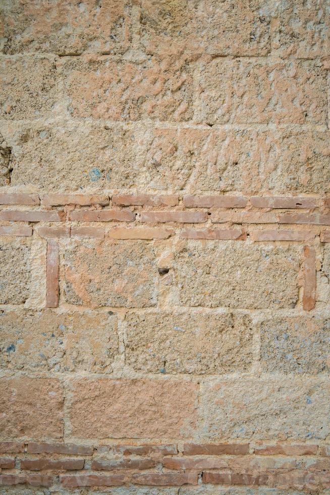 parede de tijolos pintados de cor. textura do velho fundo panorâmico de parede de tijolos castanho escuro, laranja e amarelo foto