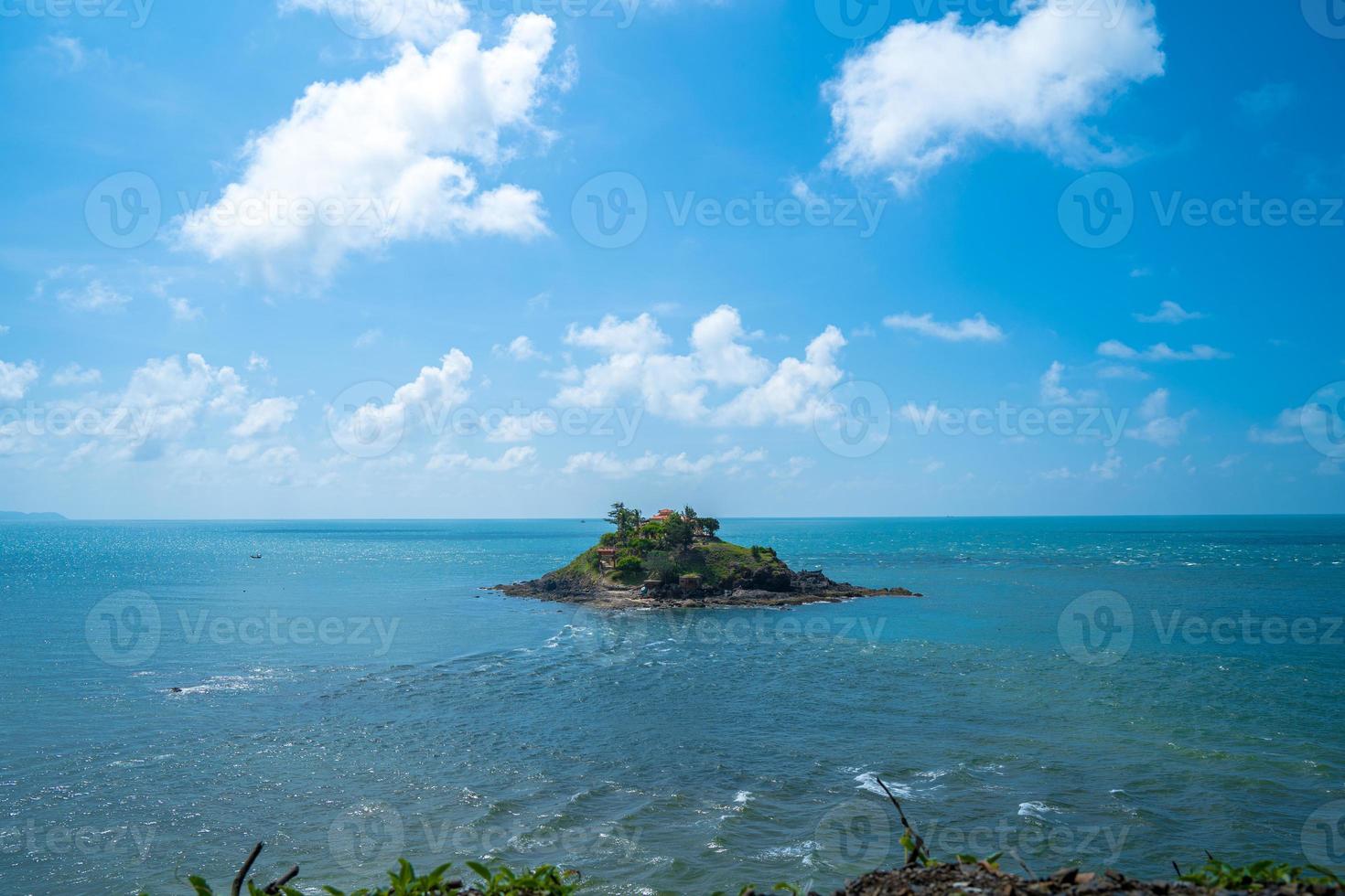 hon ba temple língua vietnamita é mieu hon ba é um pequeno pagode na ilha na cidade de vung tau, vietnã. pessoas andando na rocha para visitar o templo no meio do mês. foto