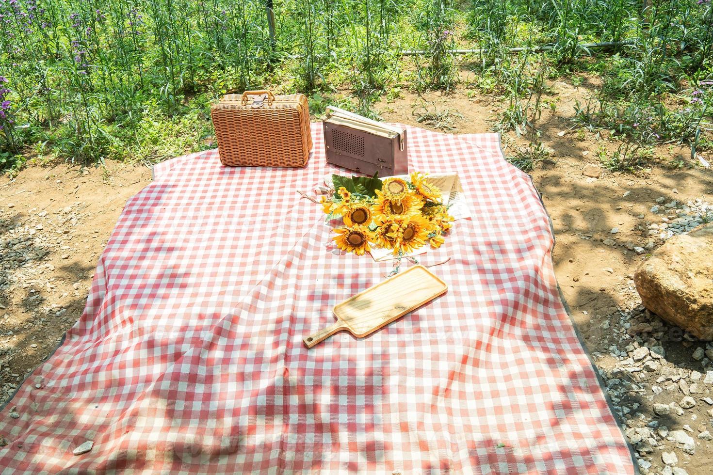 bela decoração branca em estilo boho. piquenique na natureza, mesa, tapetes, tenda, barraca, travesseiros no parque. celebração após a quarentena. foto