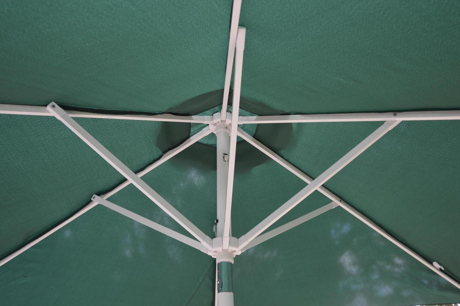 maca de guarda-chuva ao ar livre, tubo e corredor foto