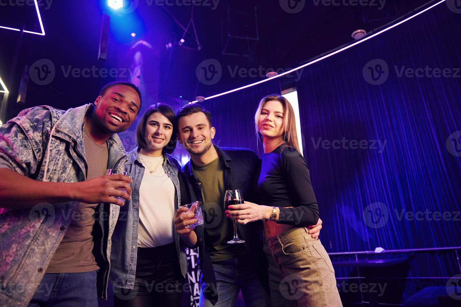 hora da festa. grupo de amigos se divertindo na boate juntos foto