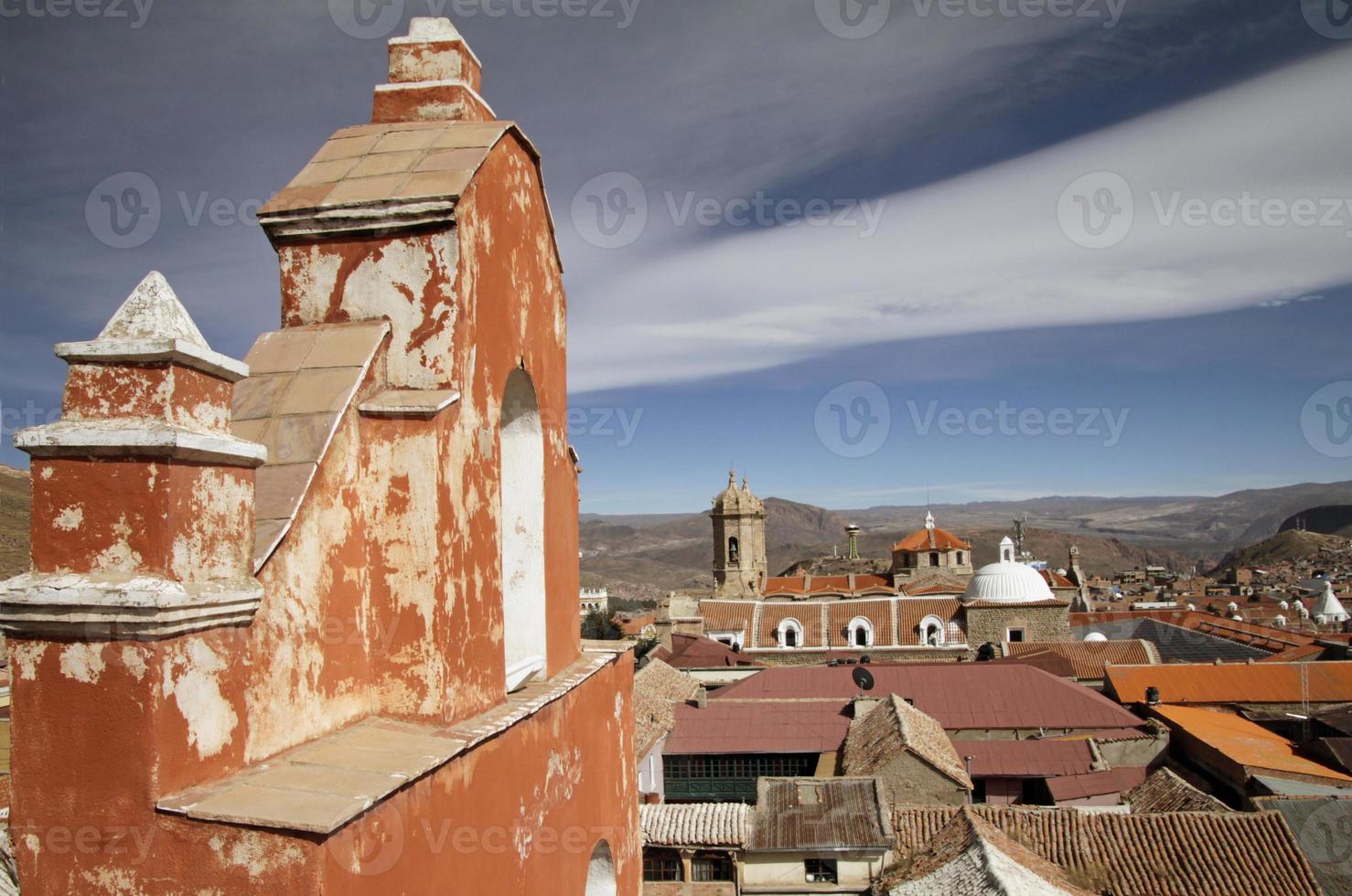 vista sobre potosi, bolívia, com a catedral à vista foto