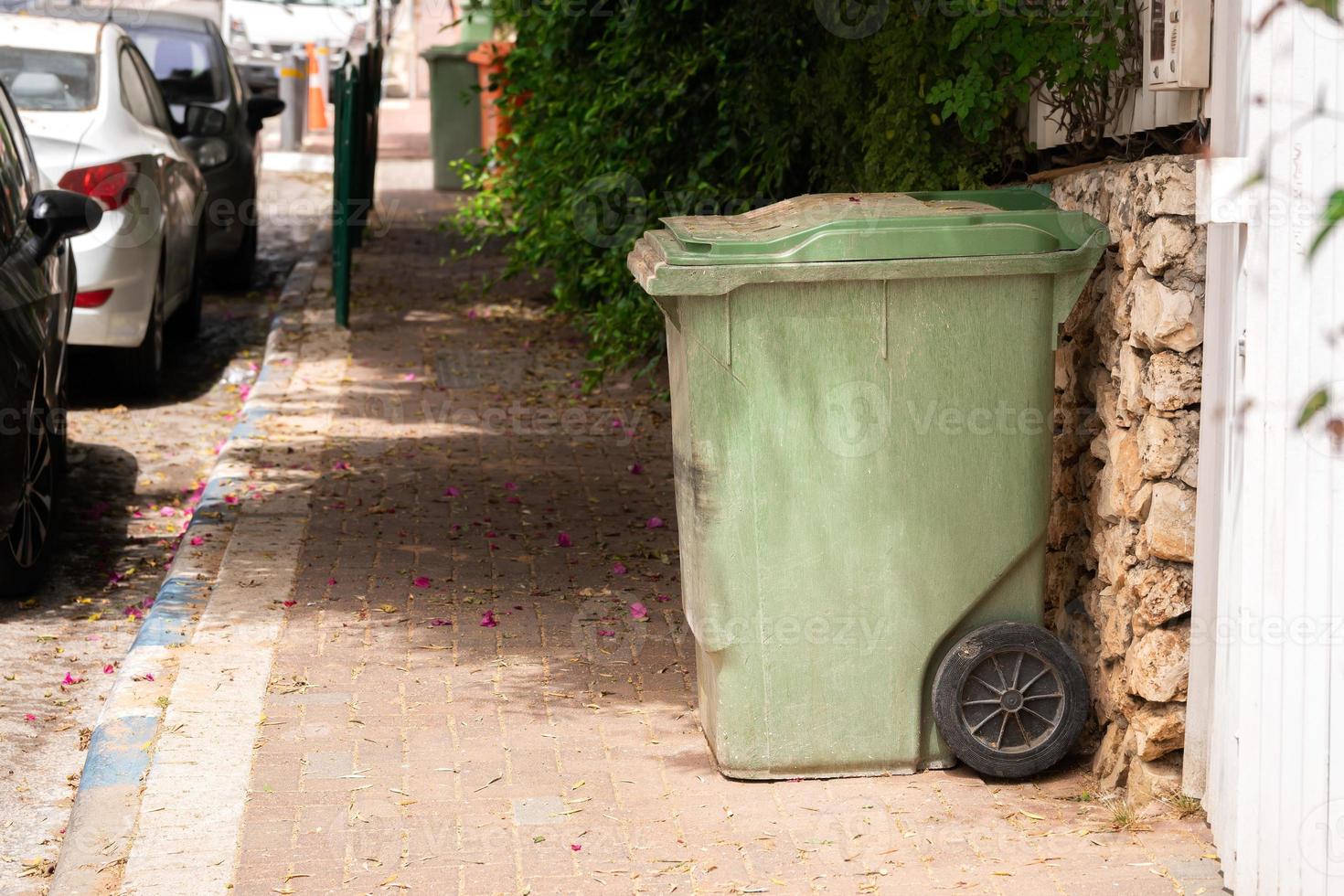 recipiente de lixo em pé na rua em israel foto