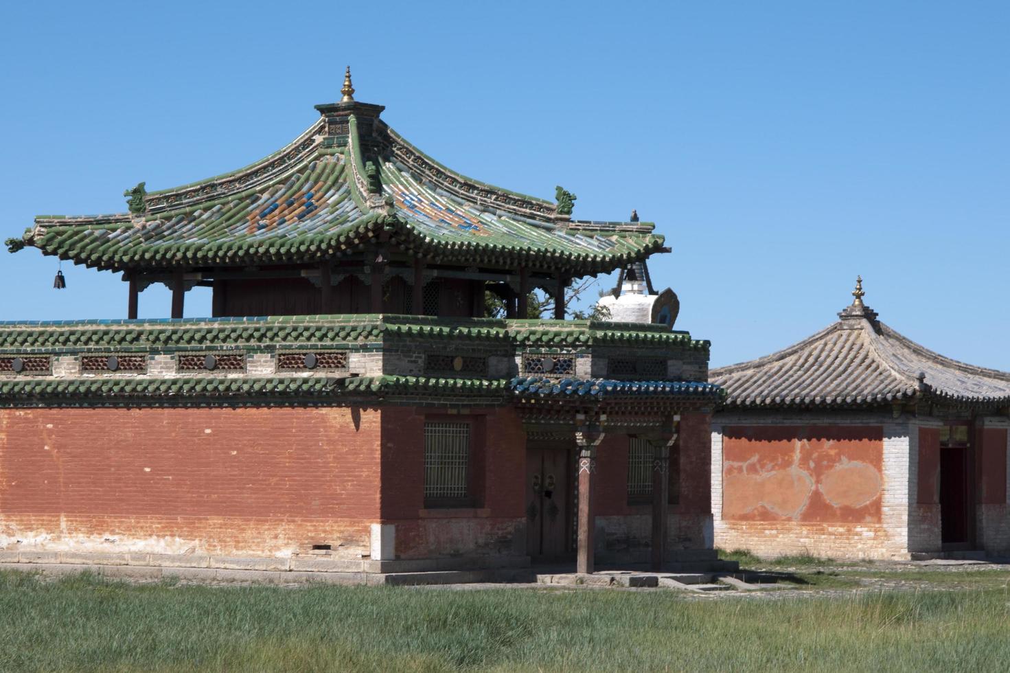 belo templo em kharakhorum, mongólia. paredes vermelhas e telhas verdes foto