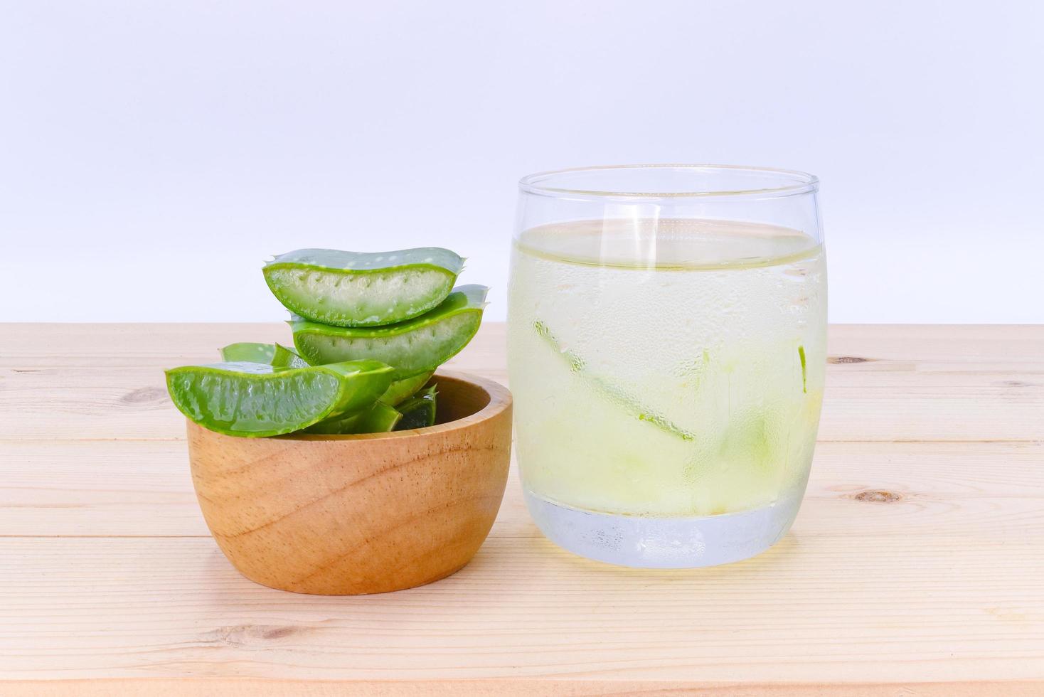 aloe vera para beber na mesa de madeira foto