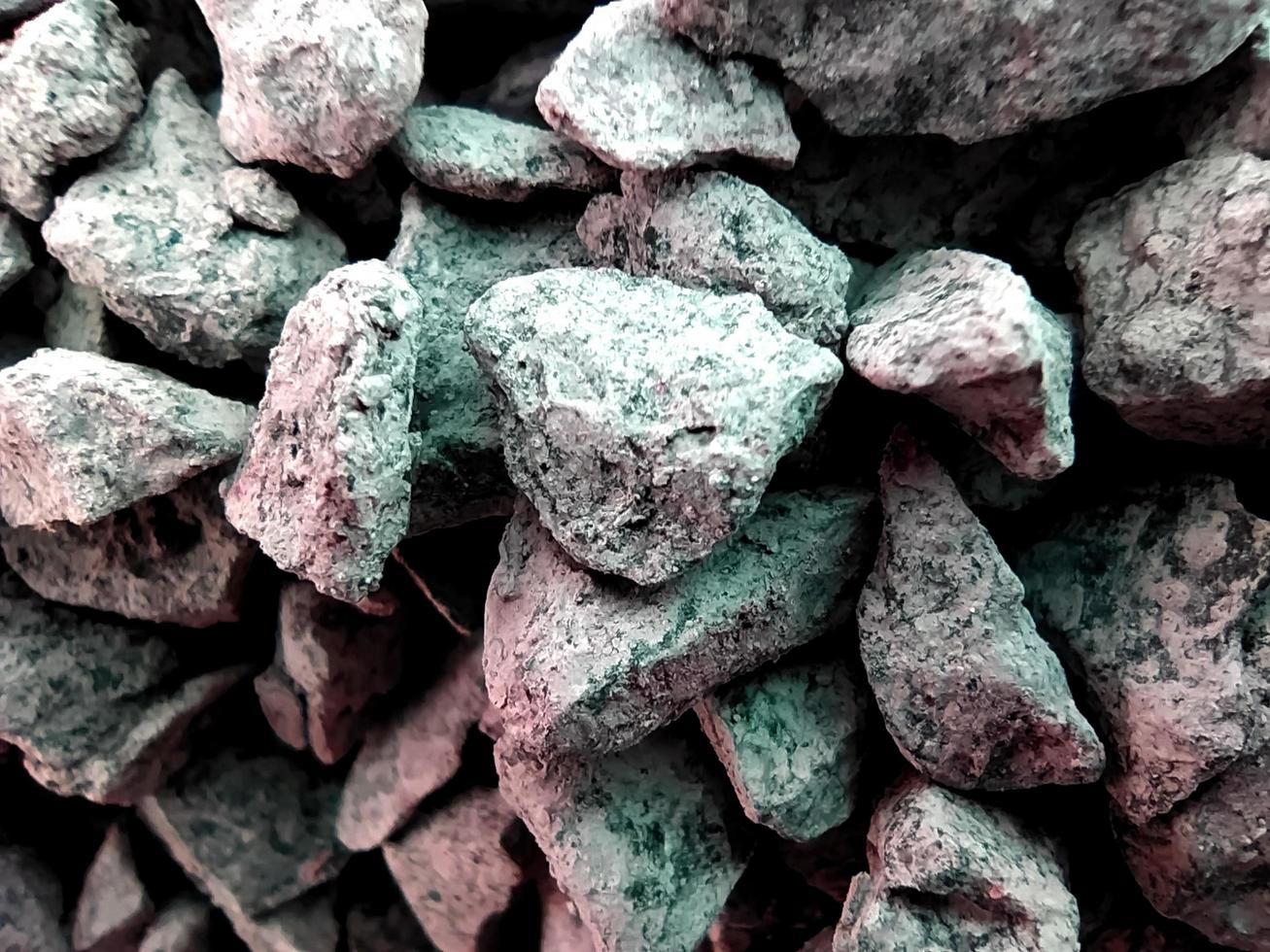 imagem macro de pedra britada. fundo de textura estampada cinza-verde de pedra britada. foto
