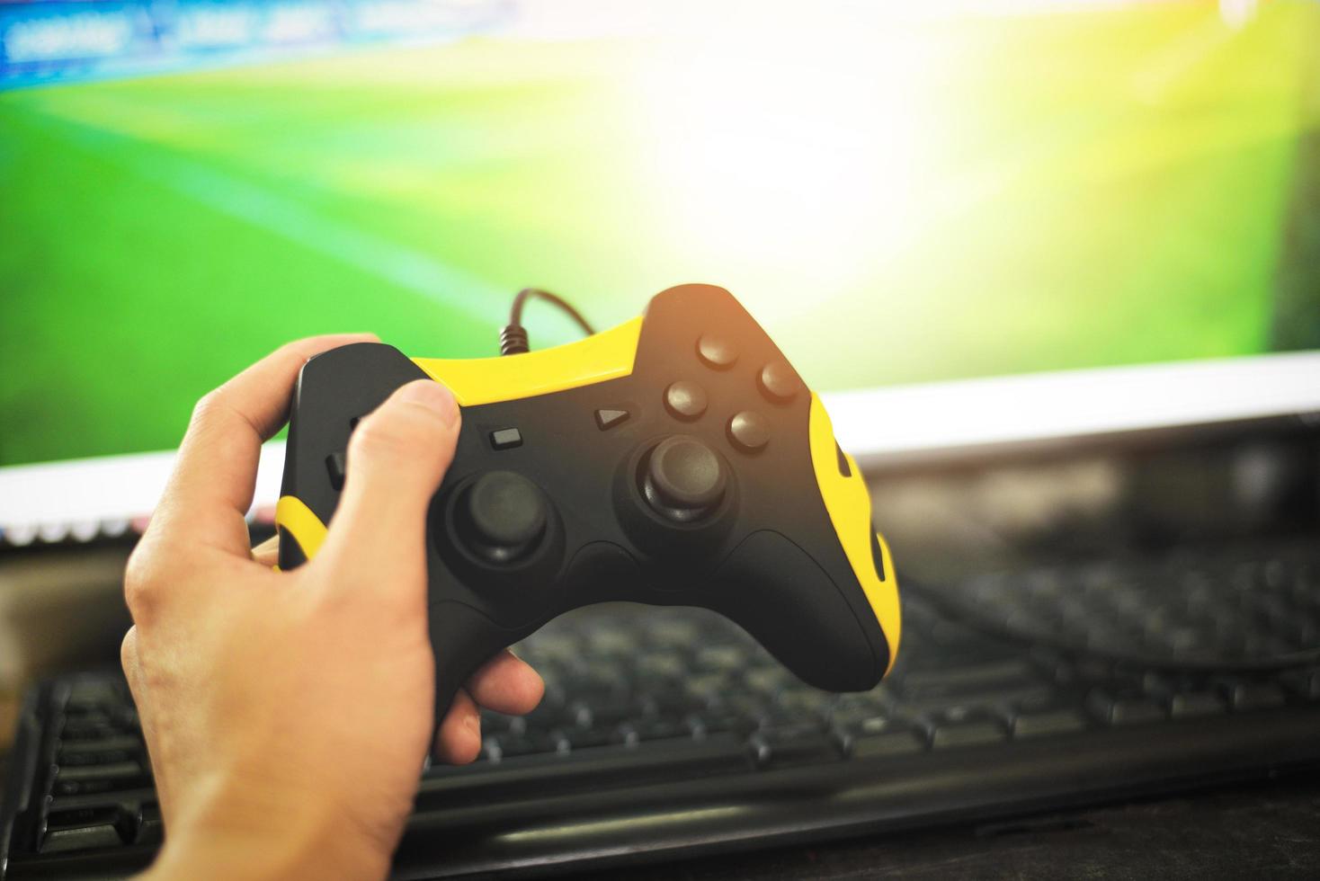 controlador de gamer e cara com joystick de game pad na mão jogando e assistindo vídeo na tv ou console de jogos de computador - o menino segurando hobby diversão lúdica diversão e entretenimento foto