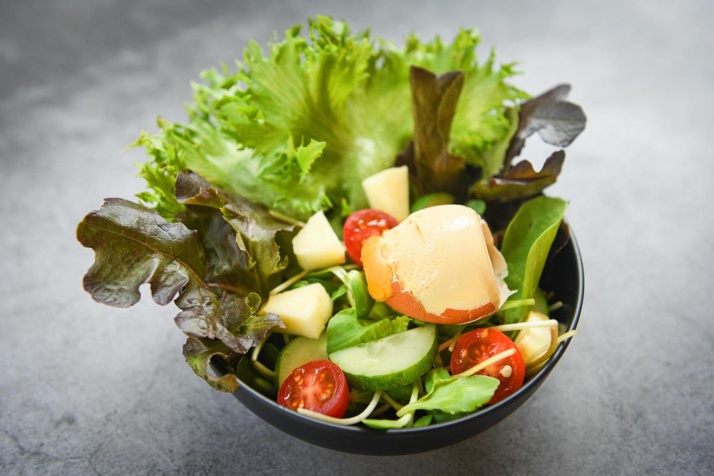 salada de legumes com ovo - salada com frutas e alface fresca tomate pepino na tigela na mesa conceito de alimentação saudável foto