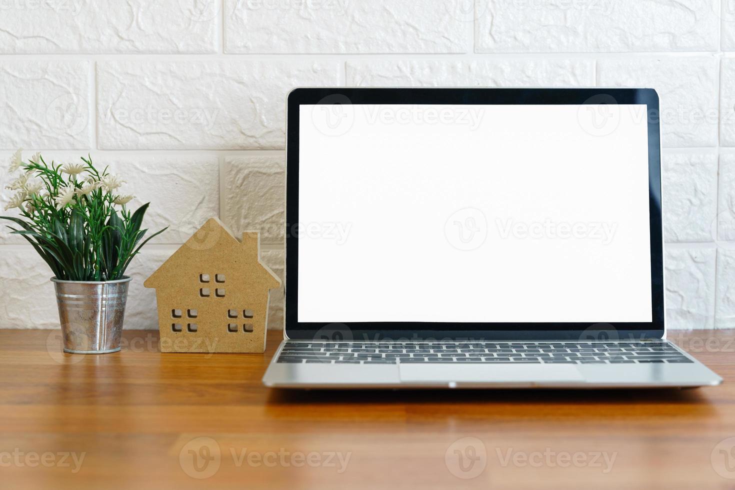 local de trabalho com laptop na mesa em casa foto