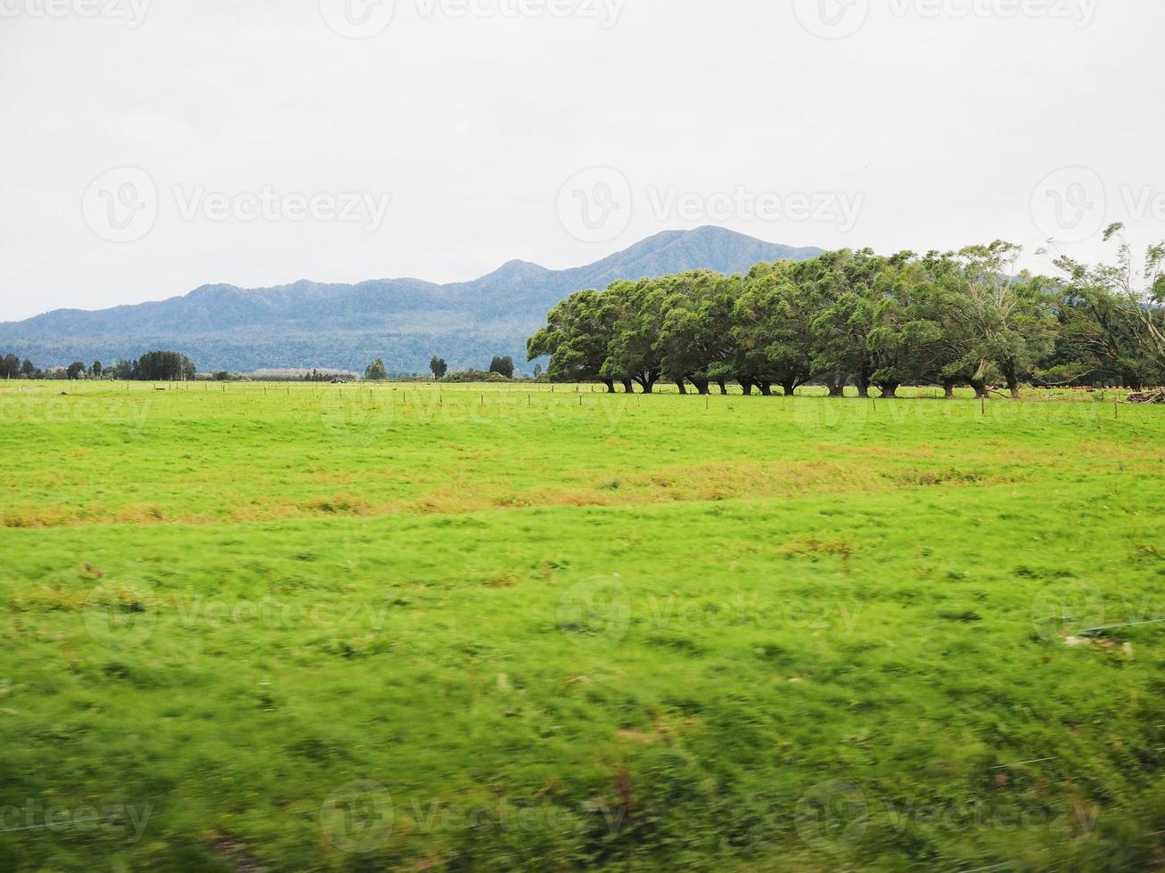 cenário natural, prados montanhas cobertas de neve céu azul cloundy branco, nova zelândia foto