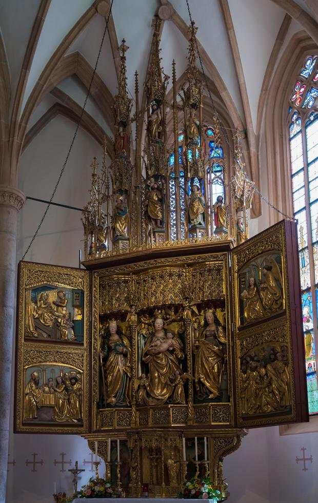 hallstatt, áustria, 2017. altar na igreja de peregrinação maria hilf em hallstatt foto