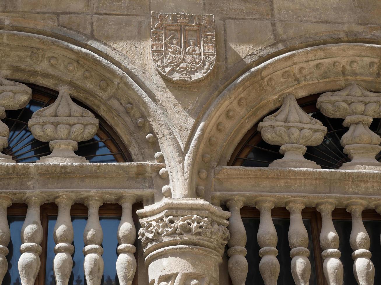 granada, andaluzia, espanha, 2014. brasão de armas no exterior da catedral em granada, andaluzia, espanha, em 7 de maio de 2014 foto