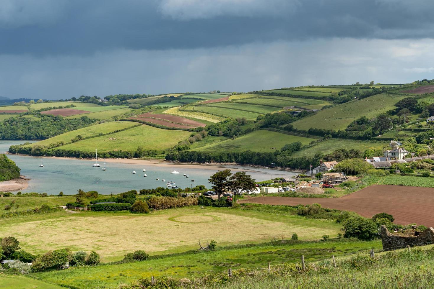 vista do caminho costeiro sudoeste perto de thurlestone em direção à vila de buckland em devon foto