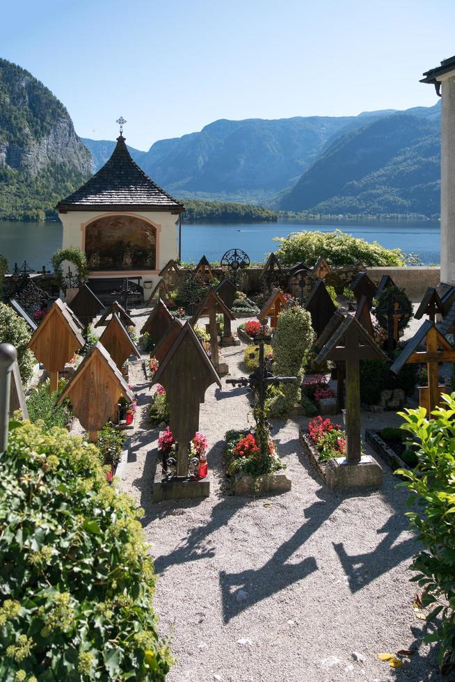 hallstatt, áustria, 2017 cemitério bem cuidado na igreja de peregrinação maria hilf nos salões foto