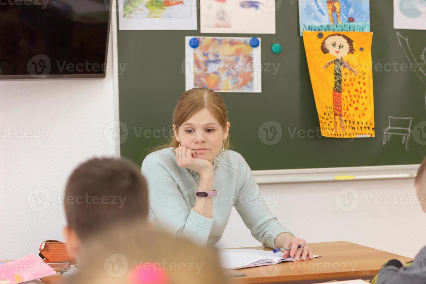 jovem professora linda pensando em algo na aula. foto