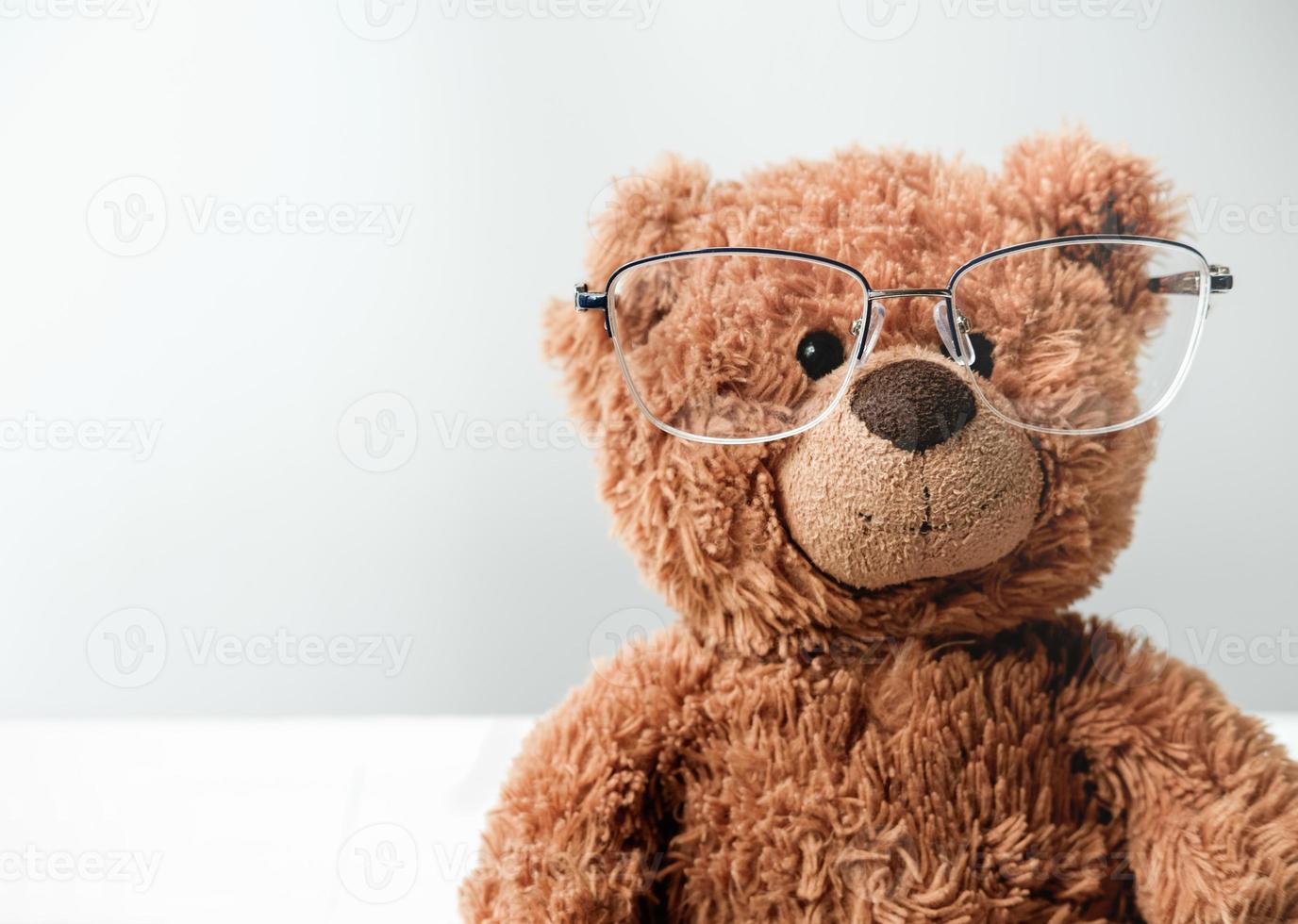 ursinho de brinquedo em óculos. conceito de estudo ou visão. foto
