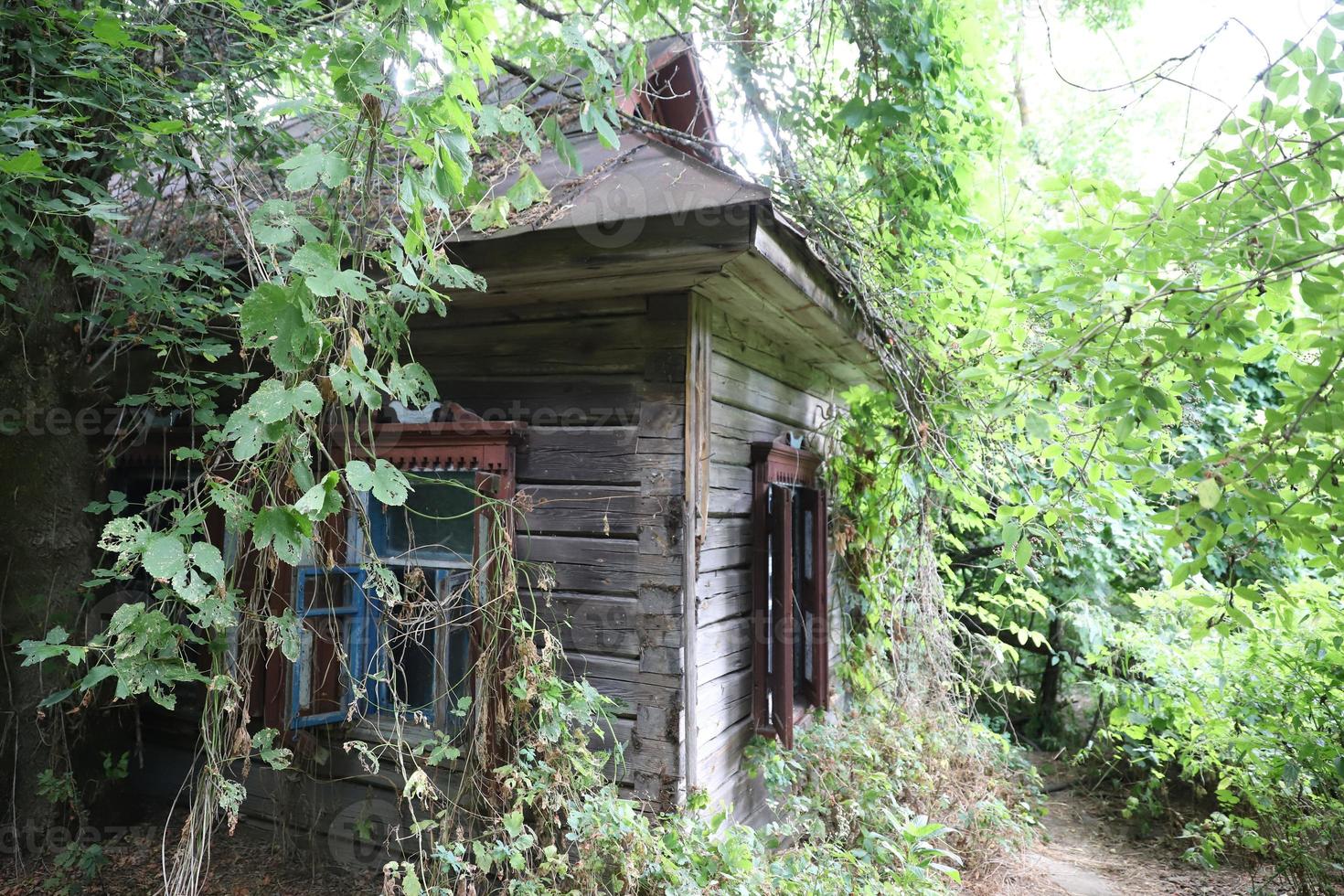 edifício na zona de exclusão de chernobyl, ucrânia foto