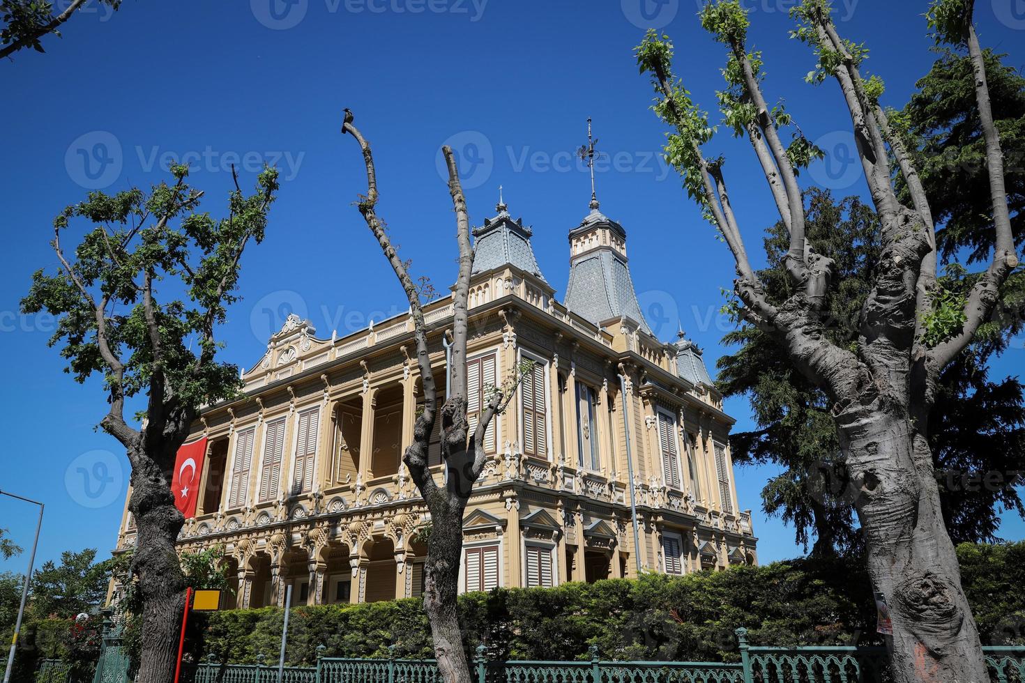 edifício na ilha de buyukada em istambul, turquia foto