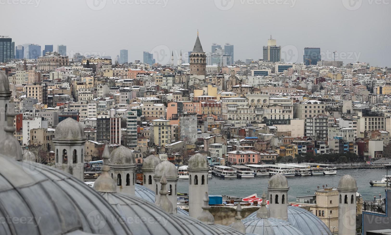 telhados de banho suleymaniye e distrito de galata em istambul, turquia foto