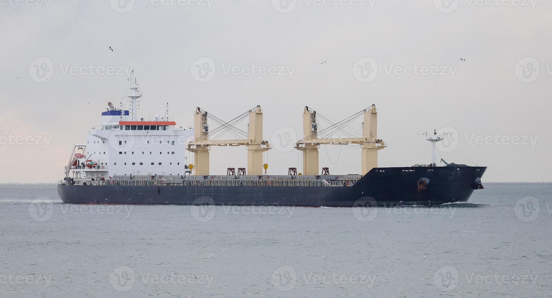 navio de carga no mar foto