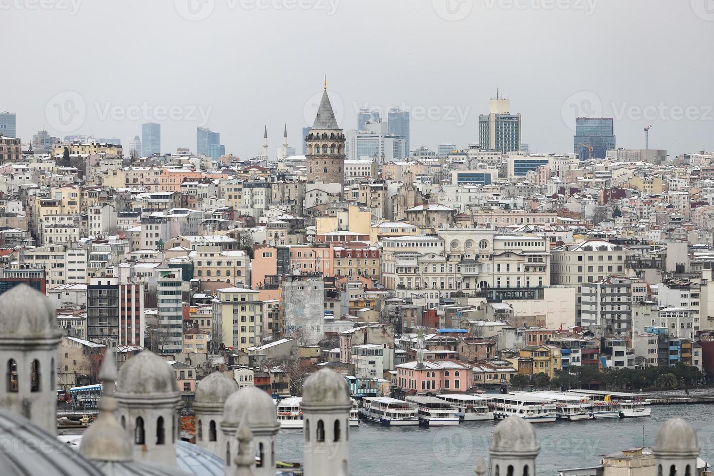 telhados de banho suleymaniye e distrito de galata em istambul, turquia foto