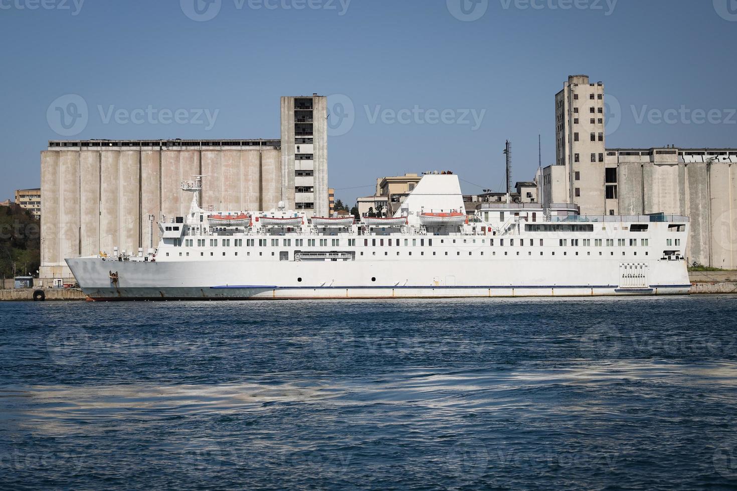 navio de passageiros no porto foto