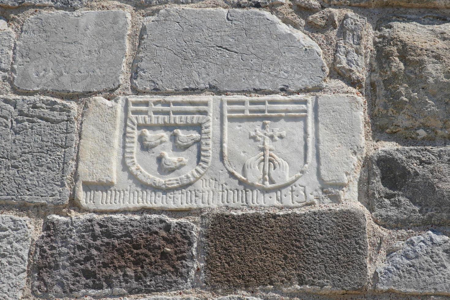 símbolos de cavaleiro no castelo de bodrum, cidade de bodrum, turquia foto