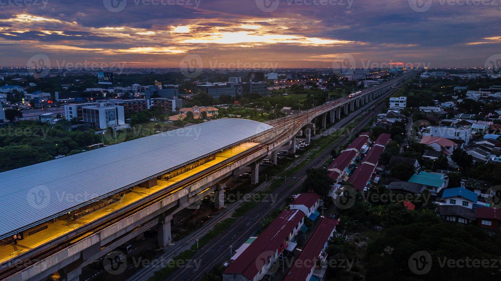 estação de metrô de trem na tailândia, céu crepuscular foto