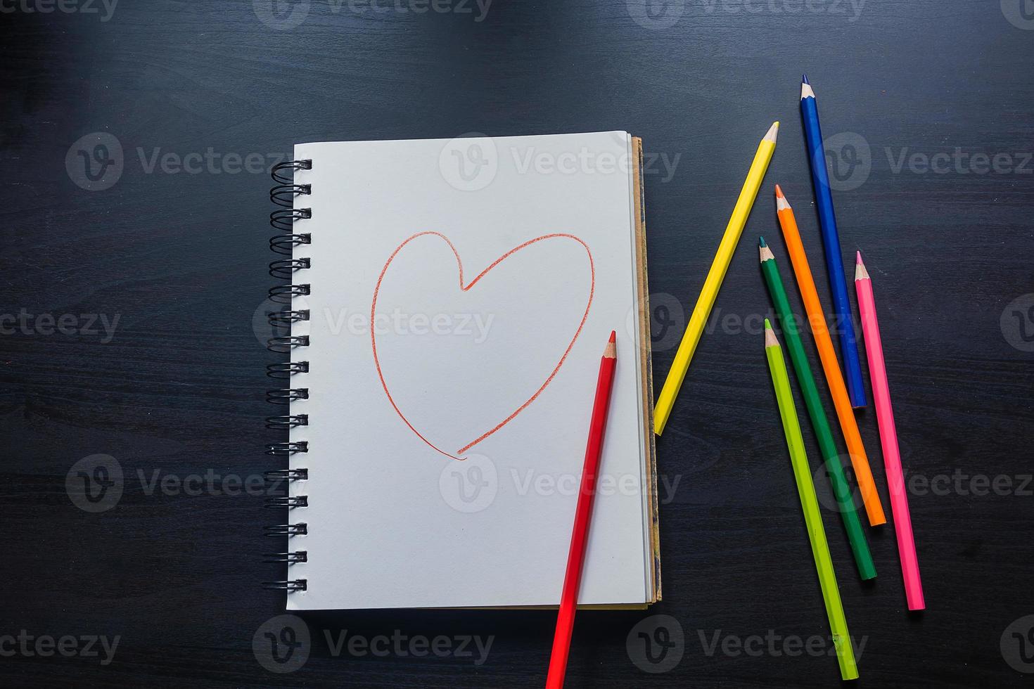 caderno na mesa, desenho de coração no caderno foto