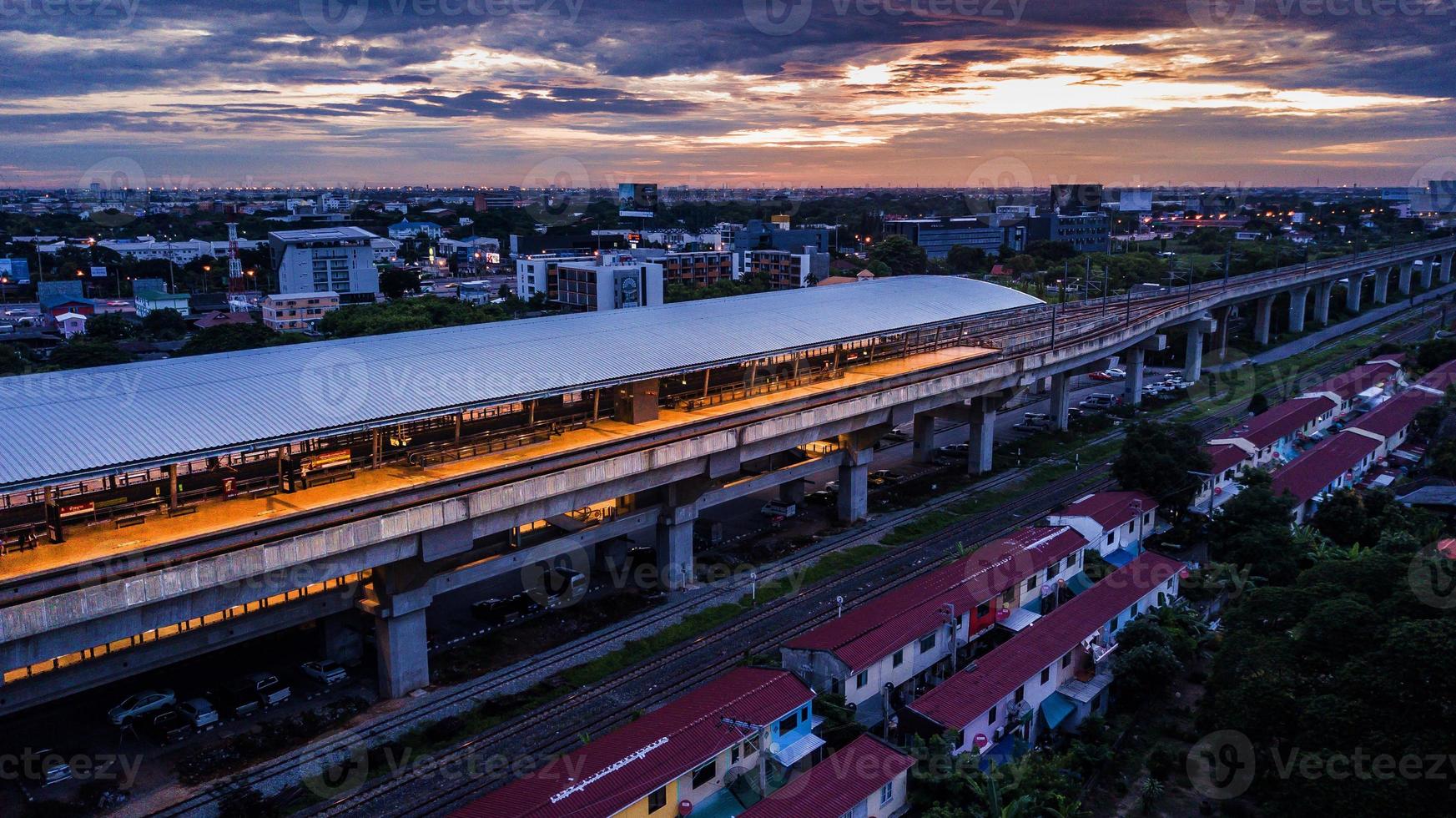 estação de metrô de trem na tailândia, céu crepuscular foto