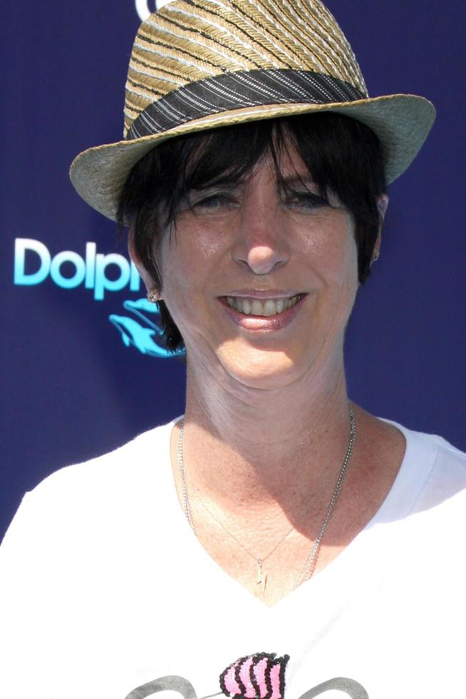 los angeles, 7 de setembro - diane warren no dolphin tale 2 prmiere no village theatre em 7 de setembro de 2014 em westwood, ca foto