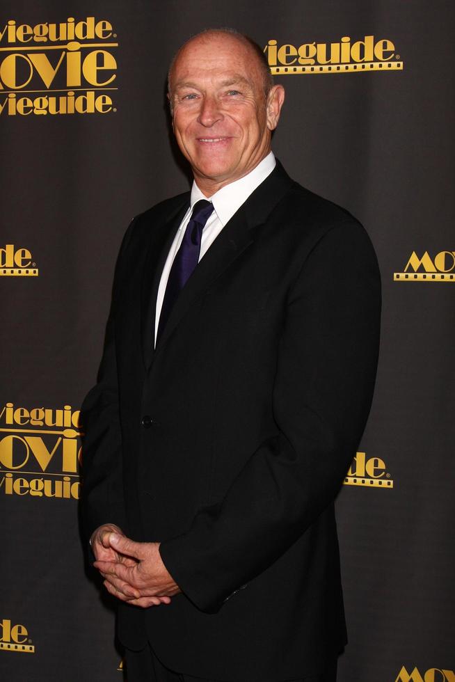 los angeles, 15 de fevereiro - corbin bernsen chega ao movieguide awards 2013 no universal hilton hotel em 15 de fevereiro de 2013 em los angeles, ca foto