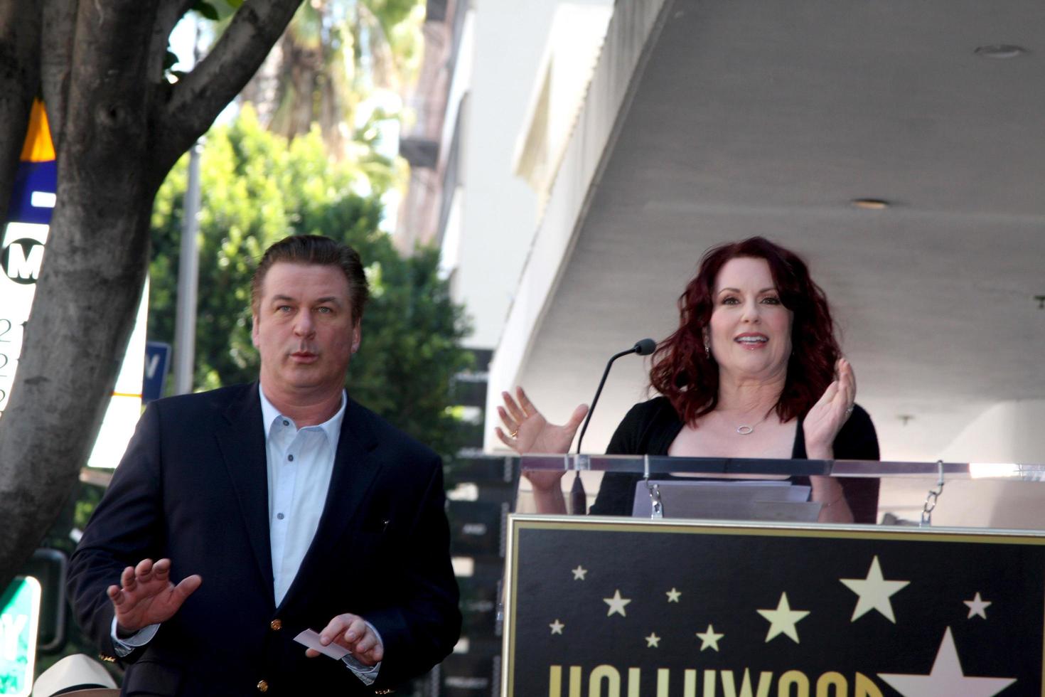 14 de fevereiro de los angeles - alec baldwin, megan mullally na cerimônia de estrela da calçada da fama para alec baldwin no restaurante beso em 14 de fevereiro de 2011 em los angeles, ca foto