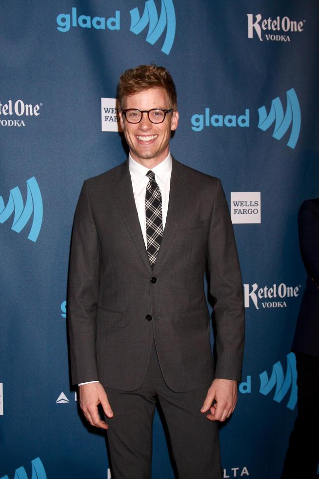 los angeles, 20 de abril - barrett foa chega ao glaad media awards de 2013 no jw marriott em 20 de abril de 2013 em los angeles, ca foto