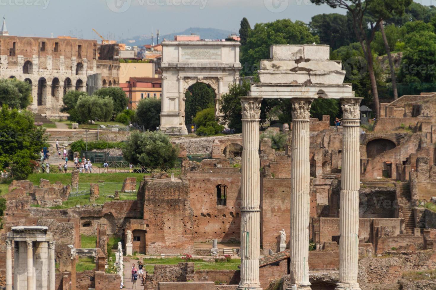 construindo ruínas e colunas antigas em roma, itália foto