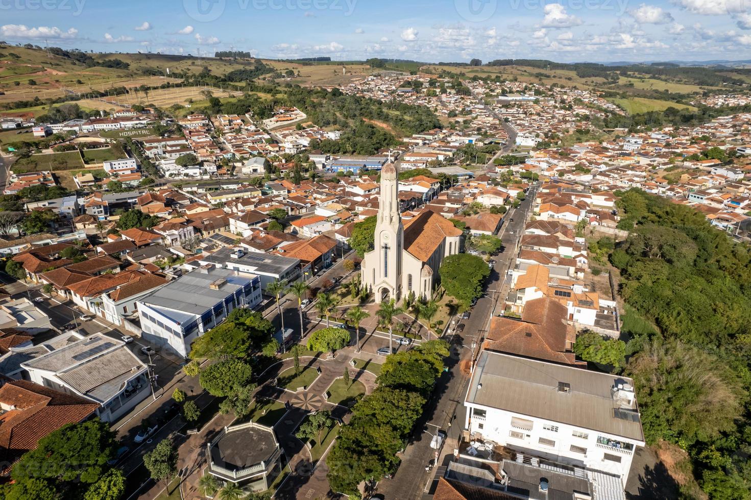 vista aérea da pequena cidade de cássia, sul de minas gerais, brasil. foto
