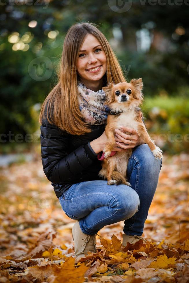 mulher sorridente com um cachorro foto