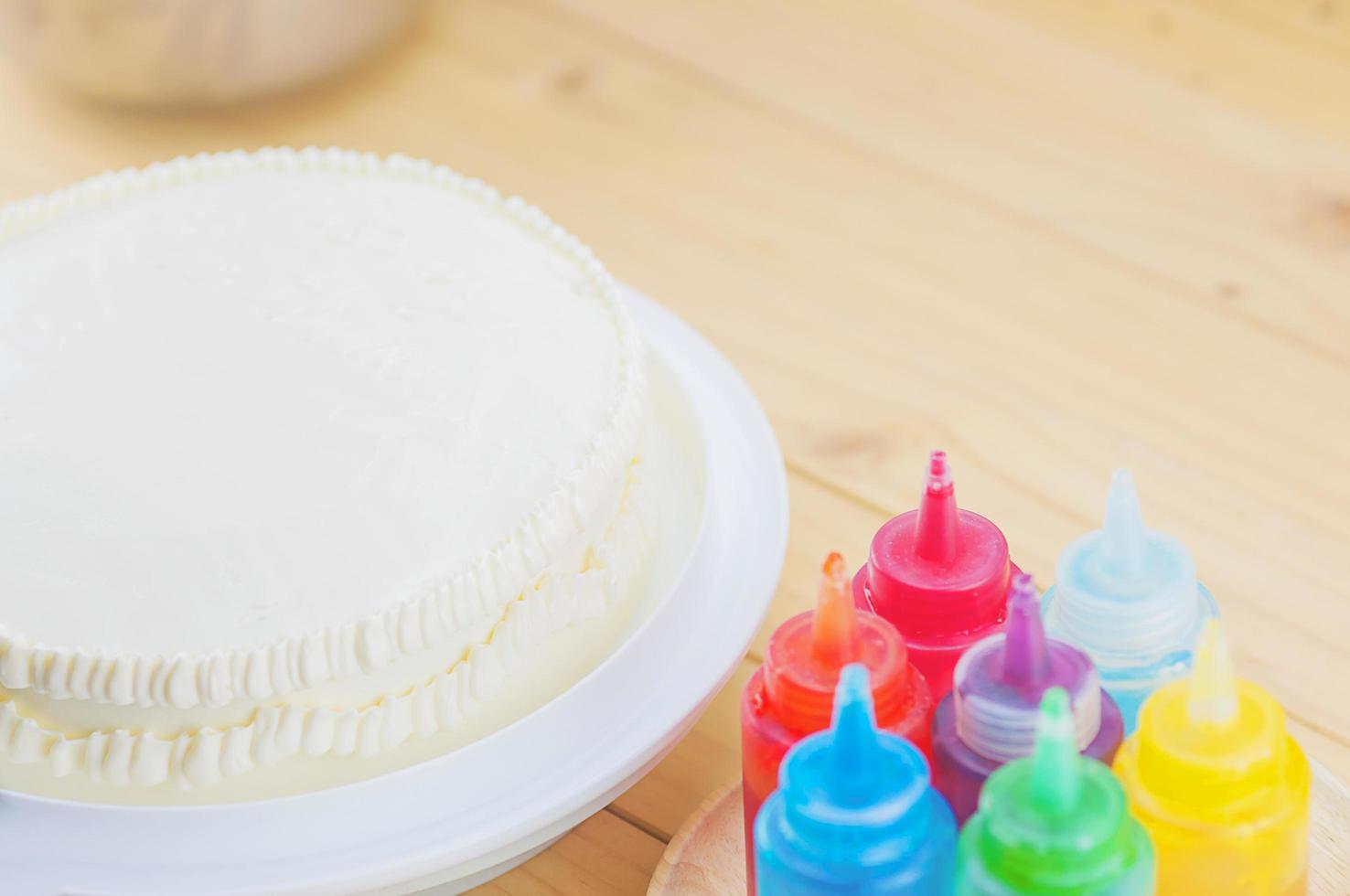 bolo de manteiga branca e inhame colorido para decoração de bolo sobre mesa de madeira foto