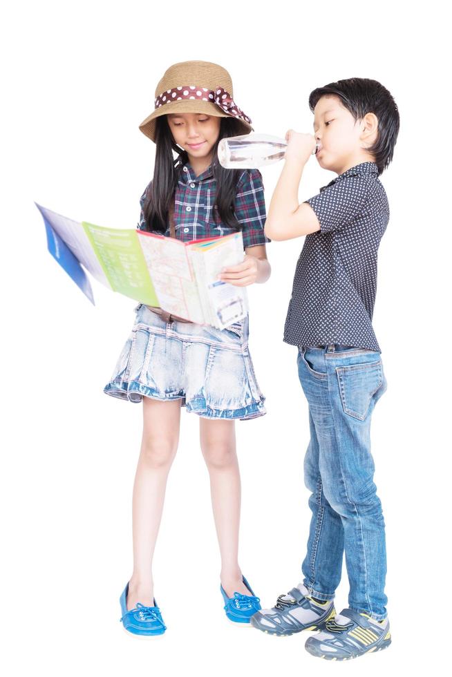 jovens viajantes de menino e menina sobre fundo branco foto