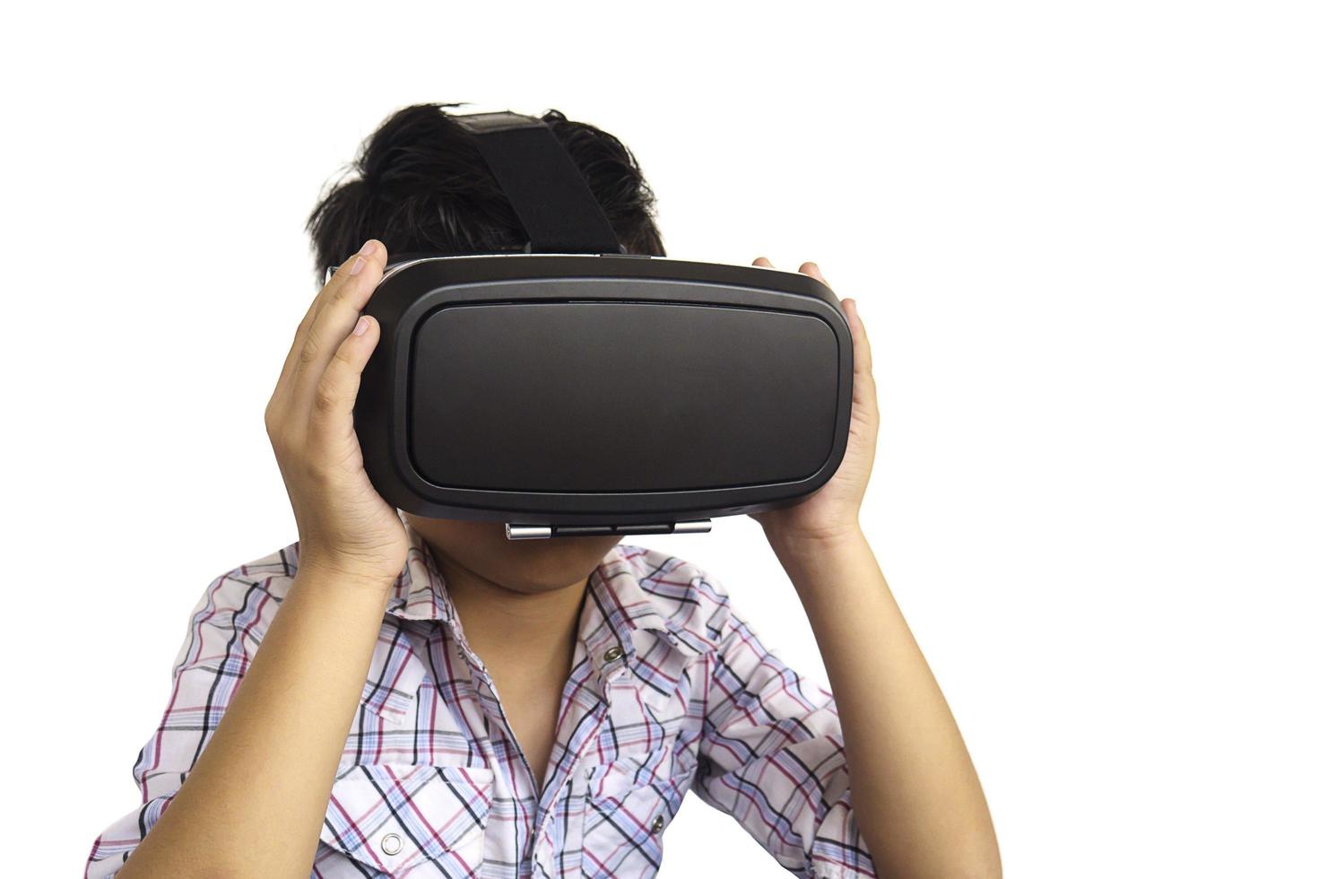 criança de 7 anos jogando jogo de realidade virtual vr foto