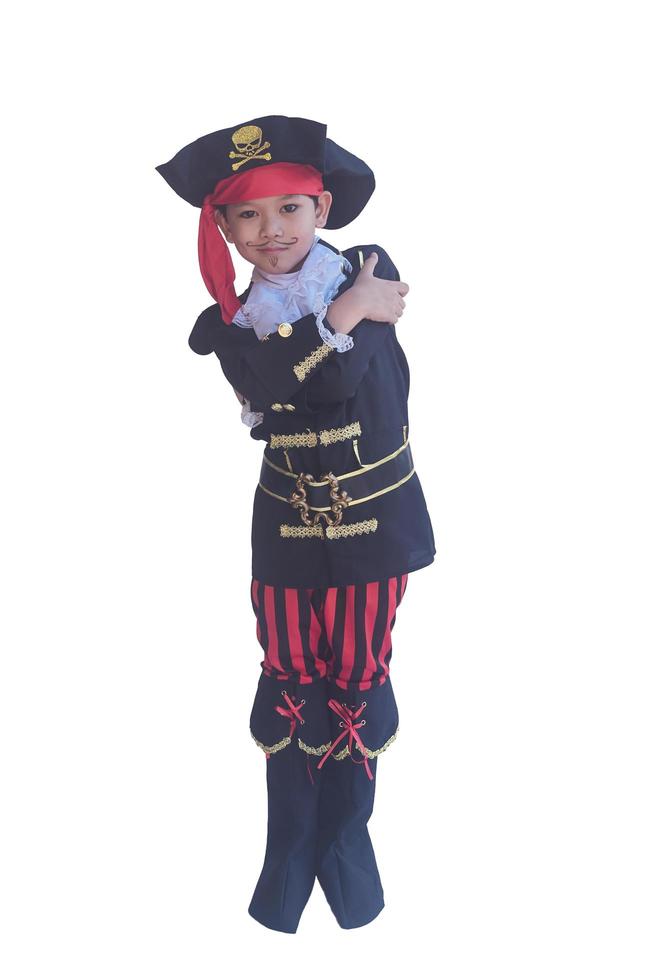 menino asiático sorrindo em traje de pirata isolado sobre o branco foto