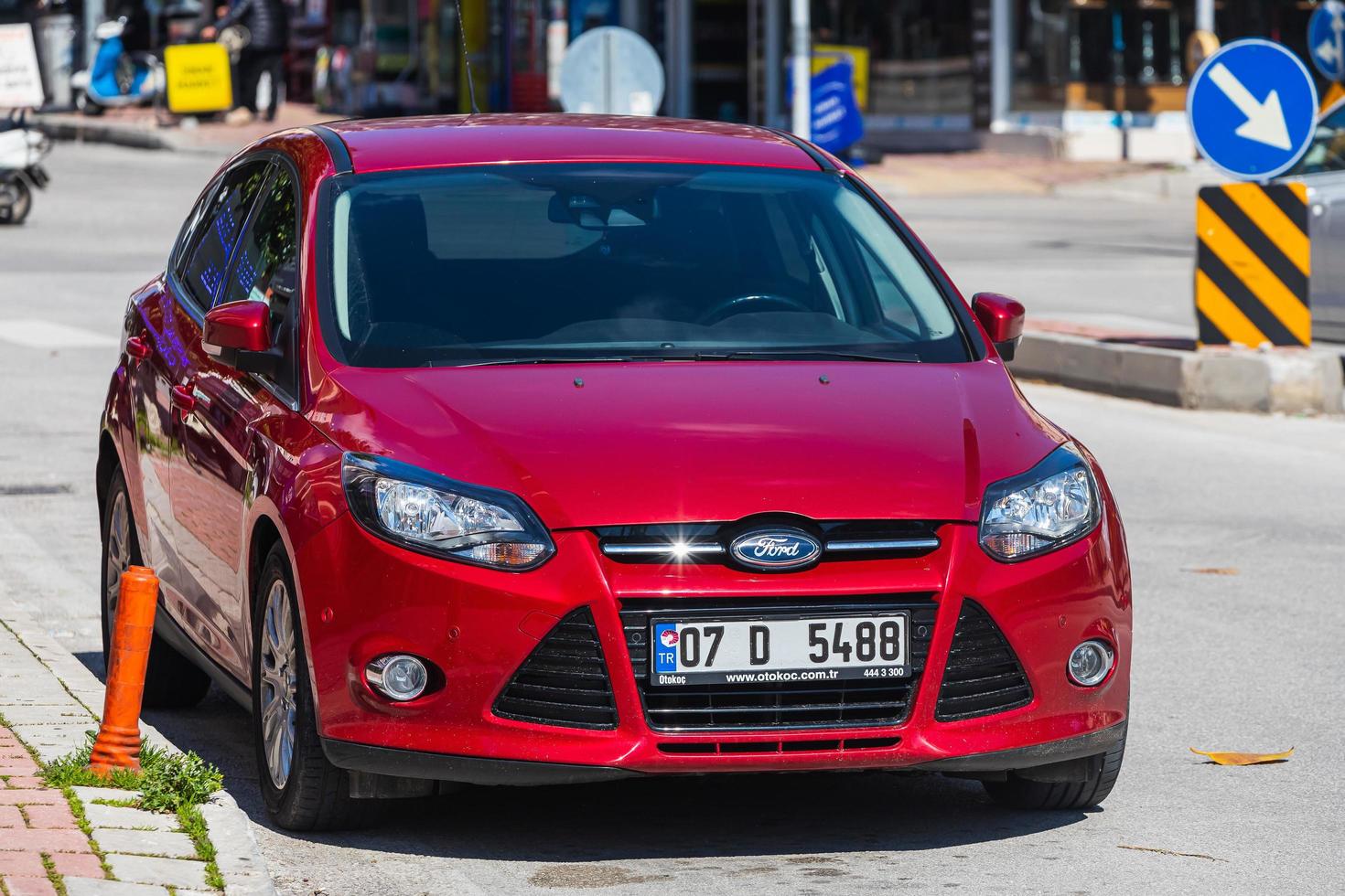 antalya turquia 04 de março de 2022 red ford focus está estacionado na rua em um dia quente foto