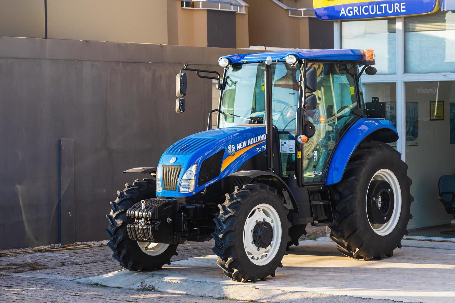 manavgat turkey 05 de março de 2022 trator azul está estacionado na rua em um dia quente de verão foto