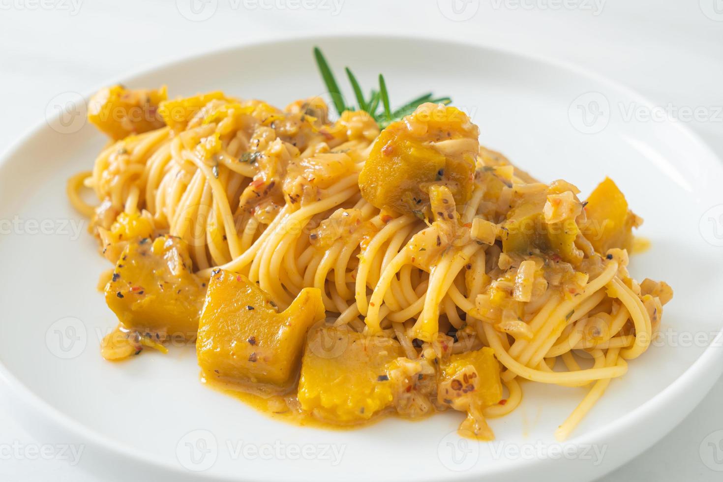 macarrão espaguete com molho alfredo de abóbora foto