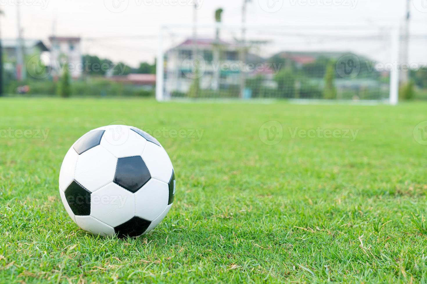 bola de futebol no campo foto