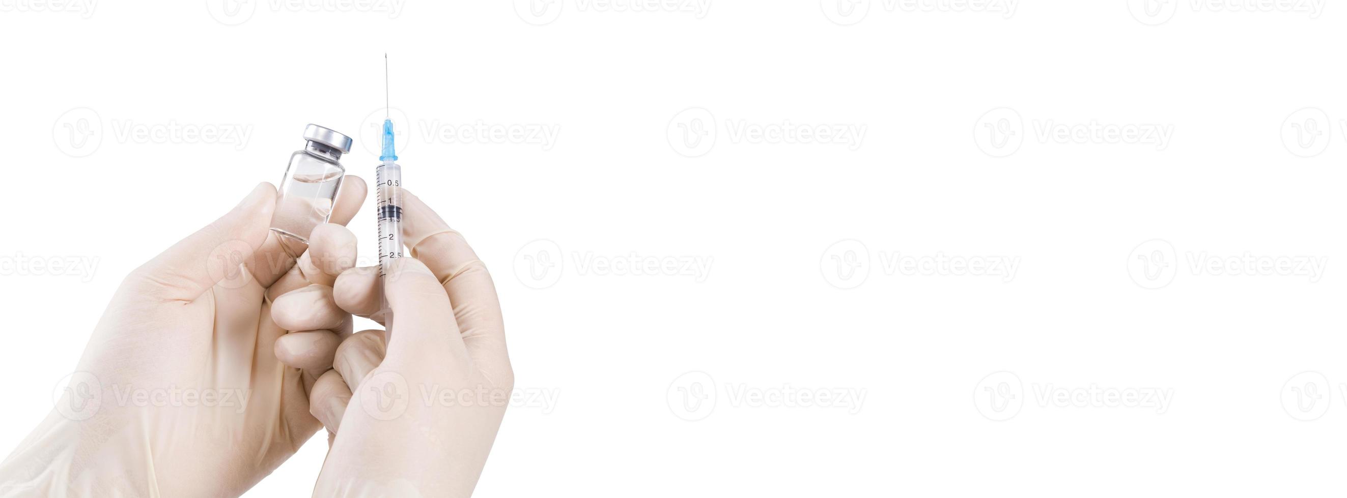 mão segurando a seringa com vacina contra o vírus corona. foto