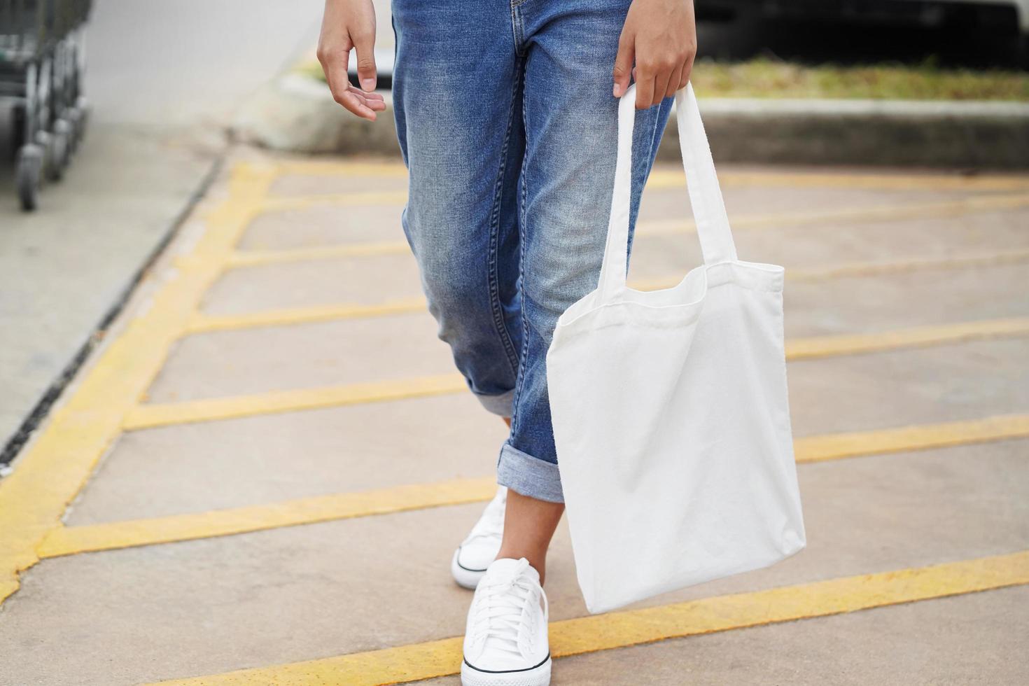 mulher com bolsa de tecido para fazer compras na loja de departamentos foto