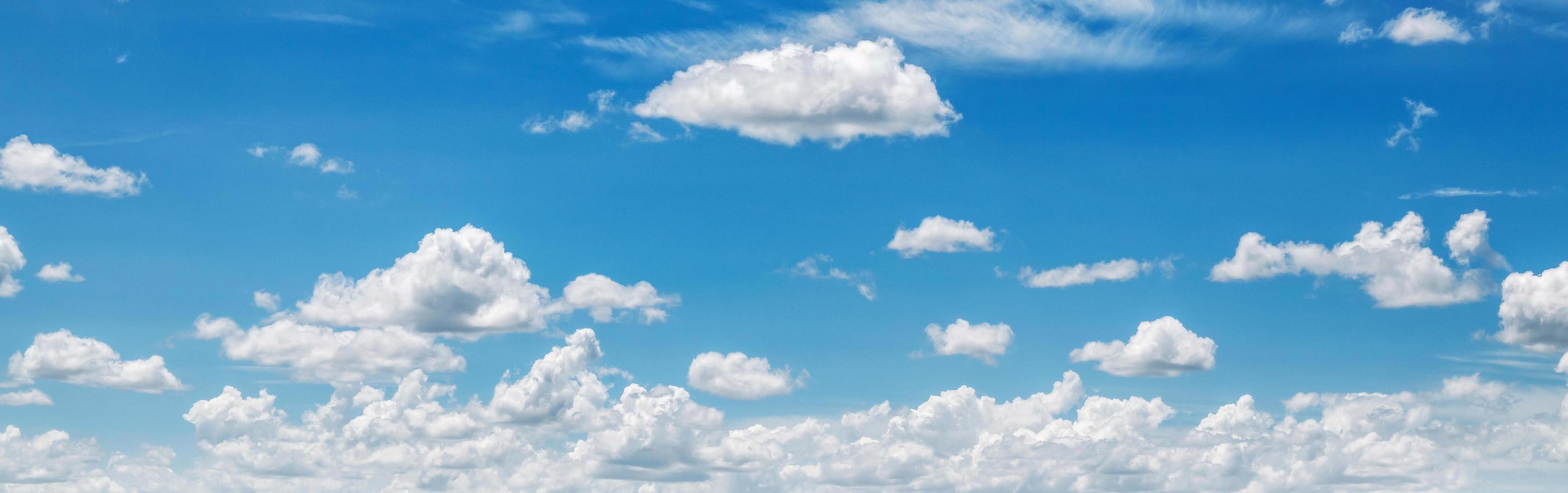 lindo céu azul com nuvem branca foto